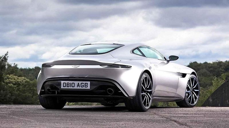 Aston Martin Vantage a DB10.