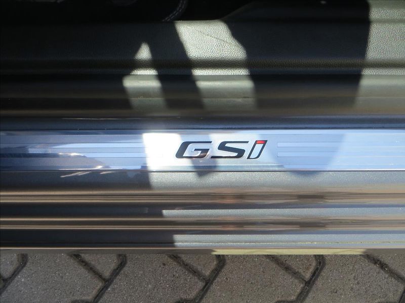 Opel Insignia 2,0 GSi 4x4 Sports Tourer AWD - fotka 14 z 31