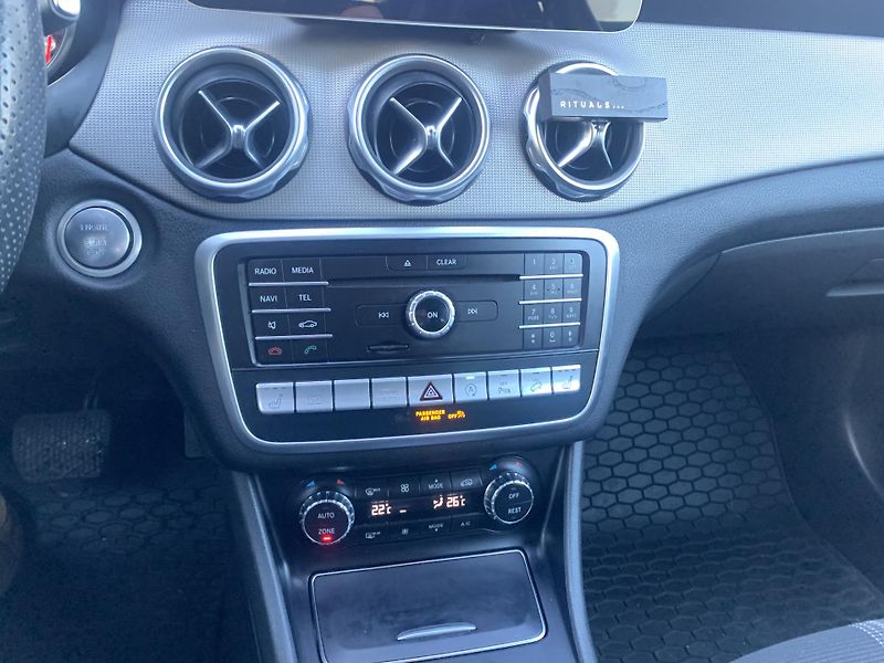 Mercedes-Benz GLA (2019) 220d 4 Matic, ser.knížka - fotka 22 z 30