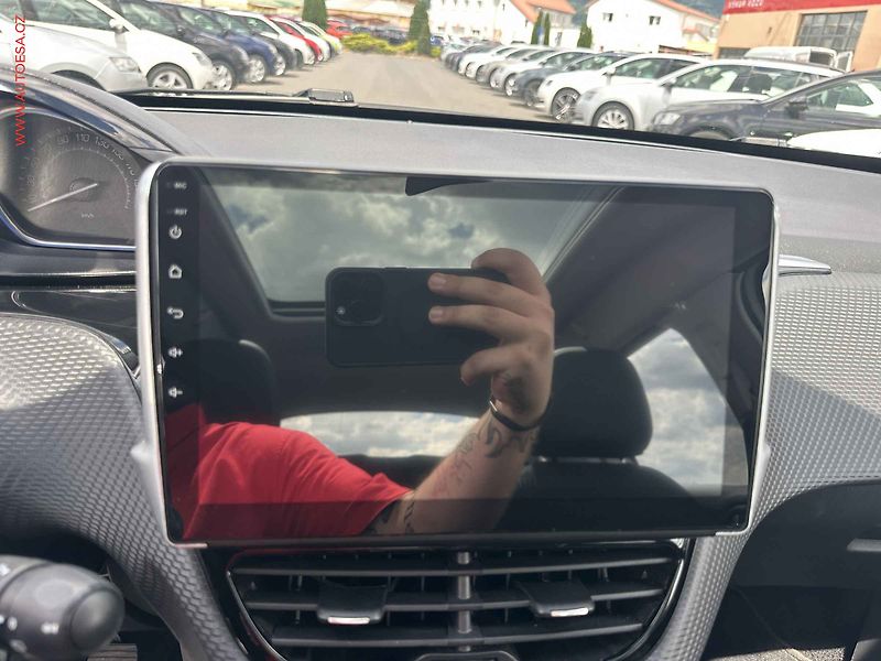 Peugeot 2008 (2015) 1.2PT, Panor,navi - fotka 15 z 17