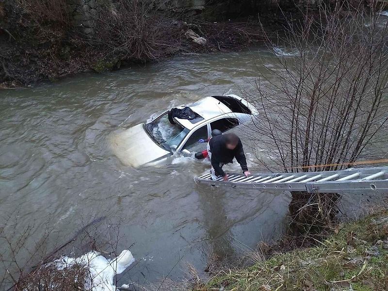 Auto u Blanska zmizelo v řece. Řidič po nehodě čekal na zárchanu na střeše.