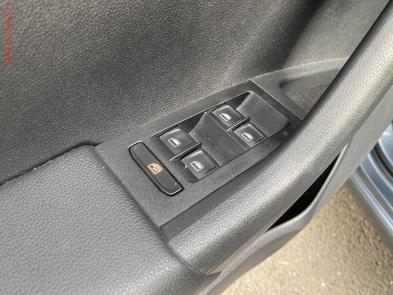 Škoda Octavia (2015) 1.4 TSi, Elegance, DSG, +kola - fotka 14 z 20