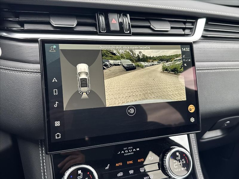 Jaguar F-Pace 3,0 D300 R-Dynamic SE AT ČR DP - fotka 23 z 32