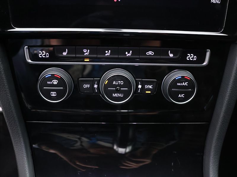 Volkswagen Golf 2,0 TSI GTI DSG Performance - fotka 24 z 28