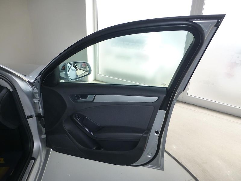 Audi A4 (2011) 2,0TDI*ALU**PARK.S***NAVIGACE - fotka 18 z 27