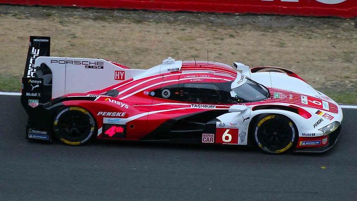 Vůz Porsche 963, který si s posádkou Campbell – Estre - Vanthorr, dojel pro druhé místo v prestižním závodě 24 hodin Le Mans 2025.