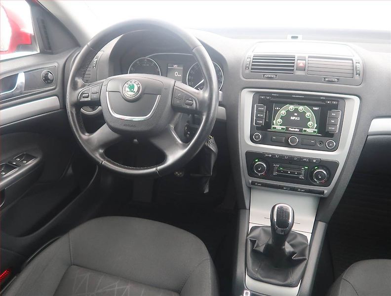 Škoda Octavia (2012) Elegance 1.4 TSI, po STK - fotka 7 z 15