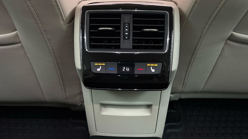 Škoda Superb 2.0 TDI DSG L&K Combi - fotka 24 z 35