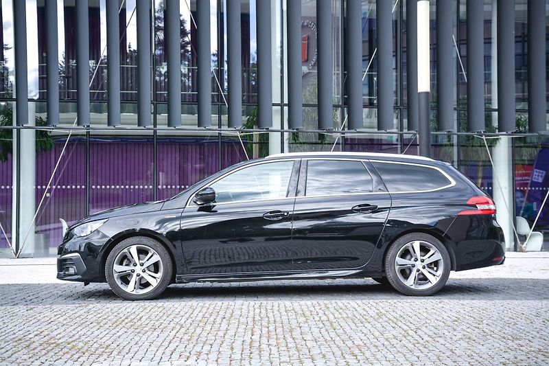 Peugeot 308 (2020) SW GT Line 1.5 BlueHDi 130 1 M - fotka 2 z 28