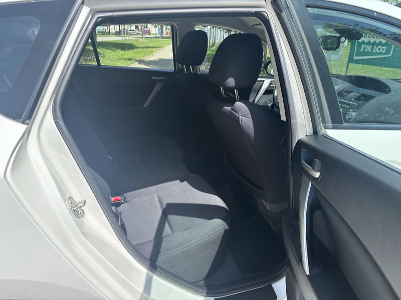 Mazda 3 1.6 Active Plus - fotka 21 z 30