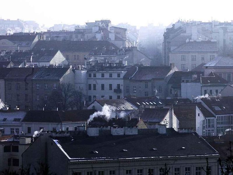 Kouř z výfuků v pražské dopravě.