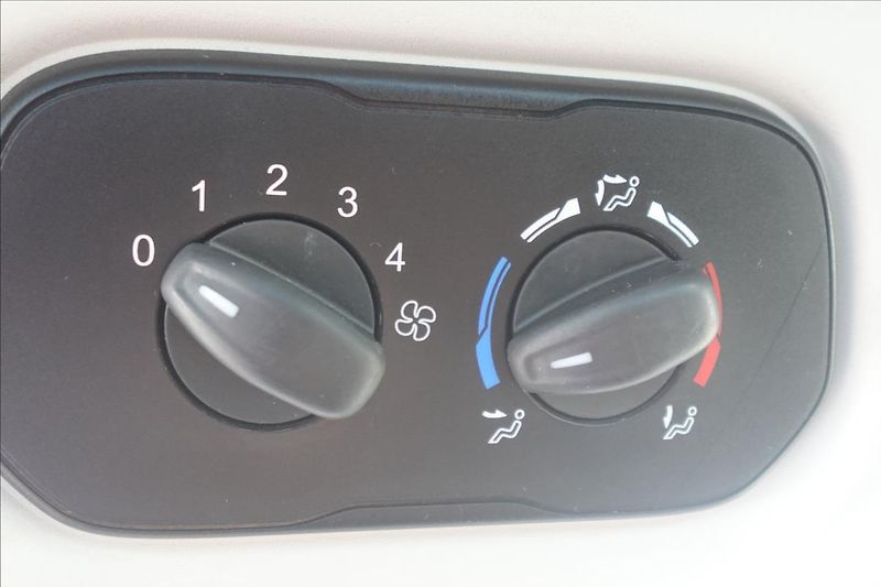 Ford Transit 2,0 TDCi  L3H2 9MÍST KLIMA - fotka 43 z 44