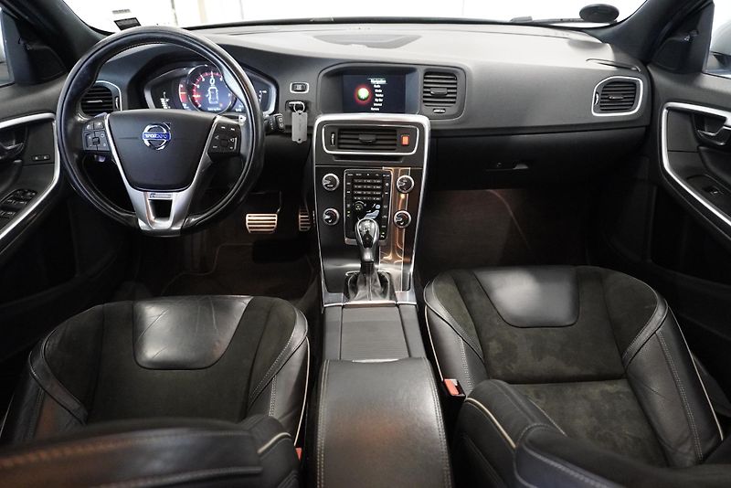 Volvo V60 2.0 T6  AWD R-DESIGN AUTOMAT - fotka 23 z 33