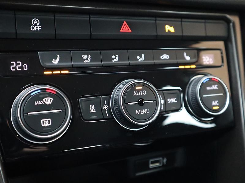Volkswagen T-Roc 1,6 TDi Style LED Webasto Asis - fotka 26 z 39