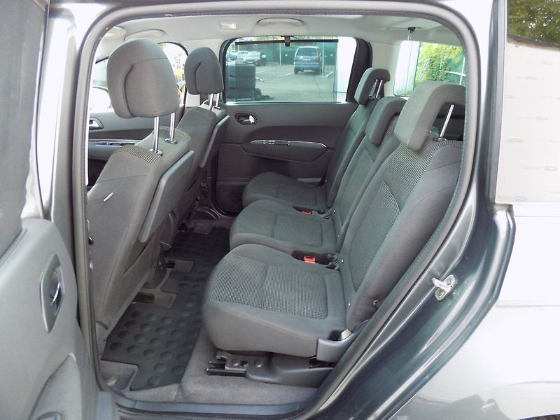 Peugeot 5008 (2014) 1.6Ti/LED/PANO/Head-up/Klima/ - fotka 9 z 35