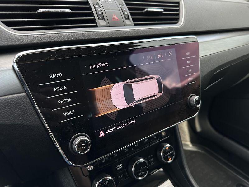 Škoda Superb 2.0 TDI Style - fotka 14 z 37