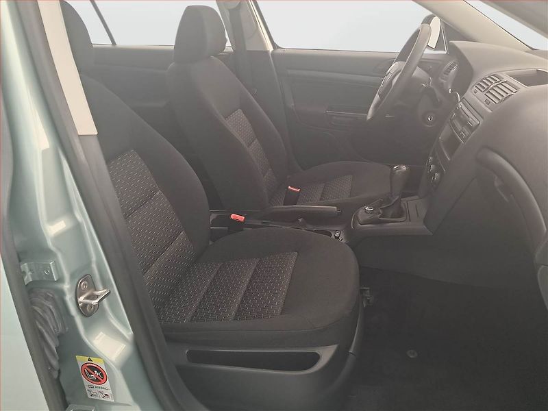 Škoda Octavia (2010) 1.6 TDI, Park. senzory - fotka 9 z 15