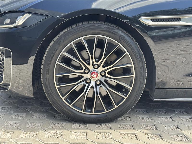Jaguar XE 2,0 D180 R-Dynamic S AT DPH - fotka 26 z 31