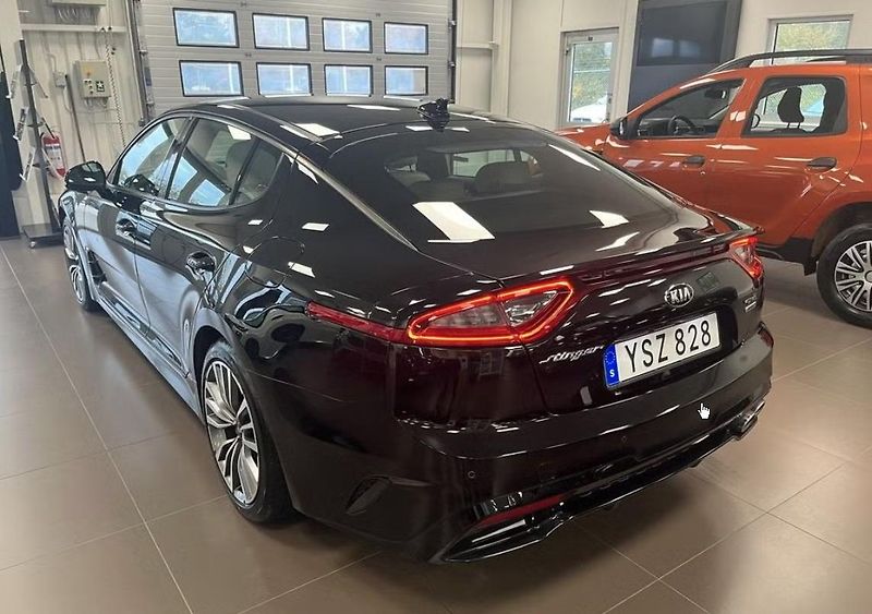 Kia Stinger 2.2 CRDI AWD GT Bílý in. HuD  - fotka 2 z 21