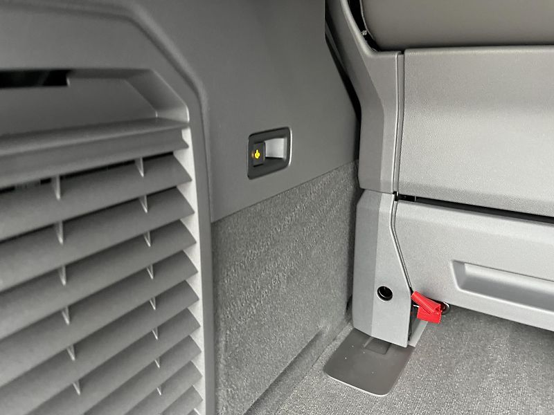 Volkswagen Multivan LONG 2.0TDI LIFE 7DSG 110kW - fotka 23 z 24