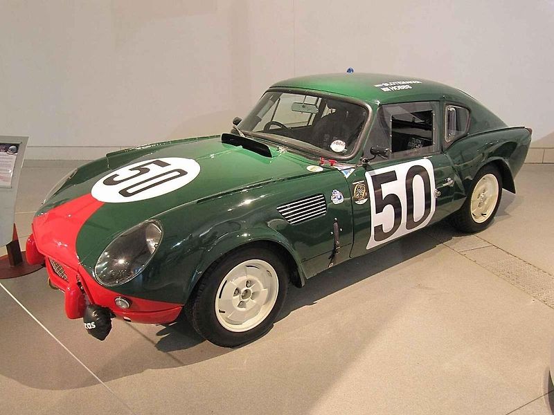 Britský roadster Triumph Spitfire dostal jméno podle legendární stíhačky Supermarine Spitfire z období II. světové války.