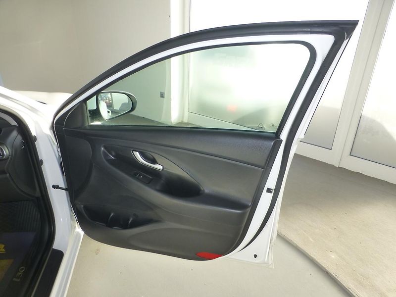Hyundai i30 (2021) 1,6CRDI*ALU*AC**PARK.S**KAMERA - fotka 16 z 23