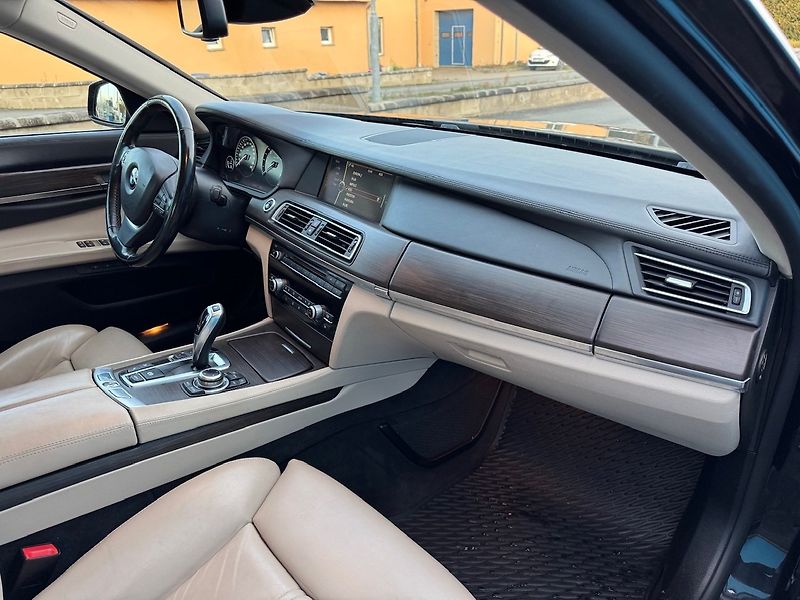 BMW Řada 7 (2012) 740 D XDRIVE 225kW - fotka 19 z 40