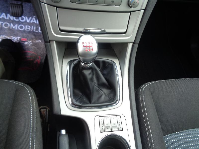 Ford Mondeo 2,0 - fotka 9 z 14