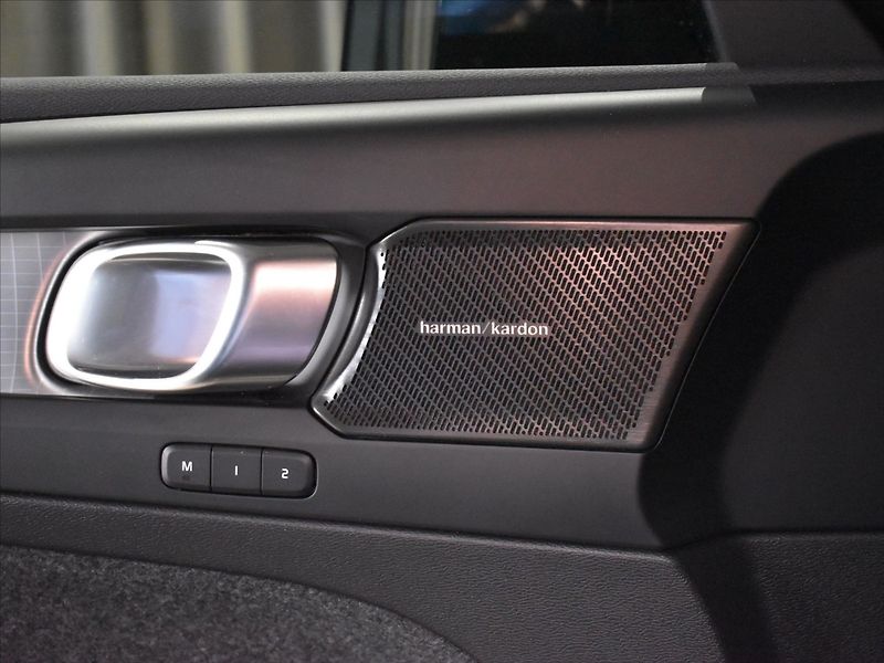 Volvo XC40 2,0 B4 Ultra Panorama,BLIS - fotka 16 z 21