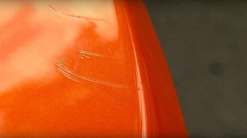 Oslík si možná oranžový McLaren spletl s mrkví...
