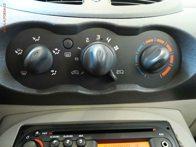 Renault Twingo (2010) 1.2i, 2.maj - fotka 15 z 17