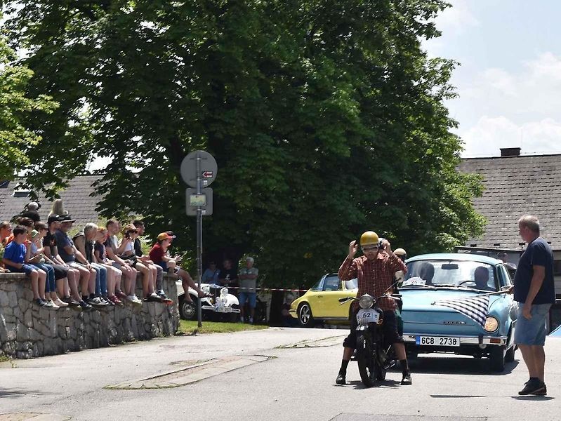 Tradiční závod S kopce do kopce si nenechalo letos ujít na sedm desítek posádek historických automobilů a motocyklů.
