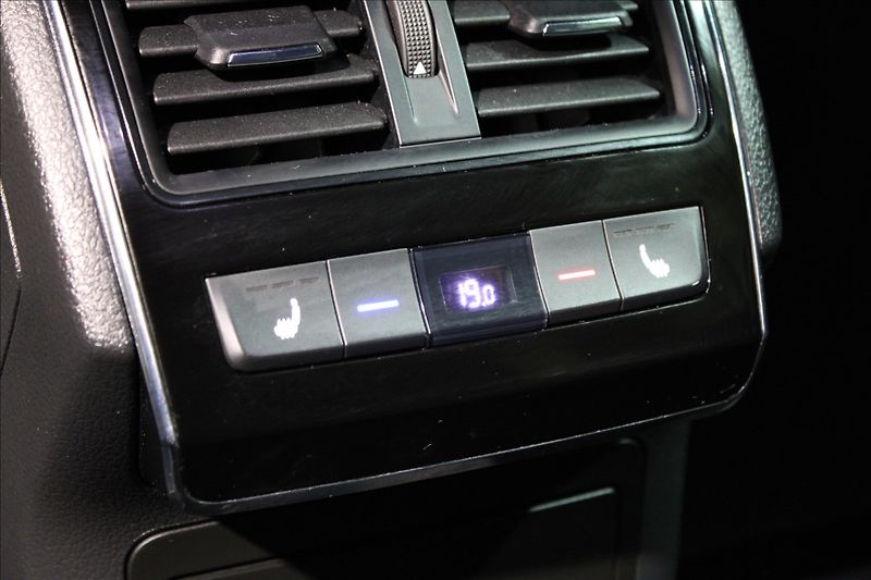 Škoda Superb 2,0 TSI 200 KW Sportline 4x4 D - fotka 32 z 35
