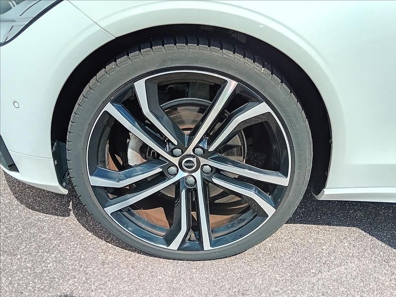 Volvo S90 2,0 B5 AWD ULTIMATE DARK  REZE - fotka 29 z 30