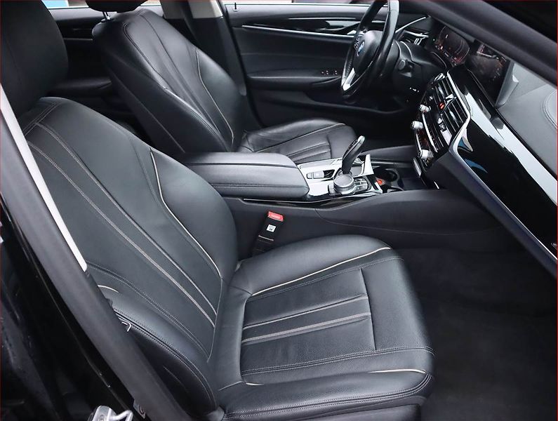 BMW Řada 5 (2019) Luxury Line 530d xDrive - fotka 9 z 24