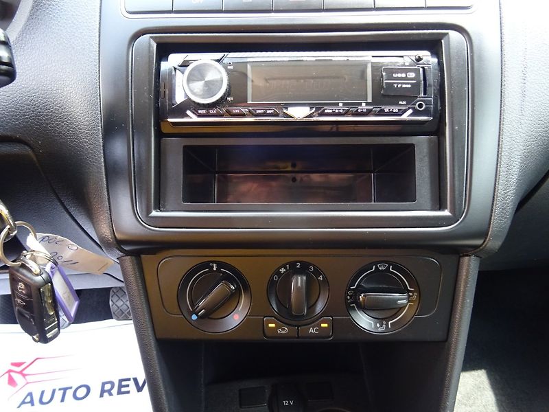 Volkswagen Polo (2011) 1.4i,63kW,s.kniha,klima,ALU - fotka 13 z 23