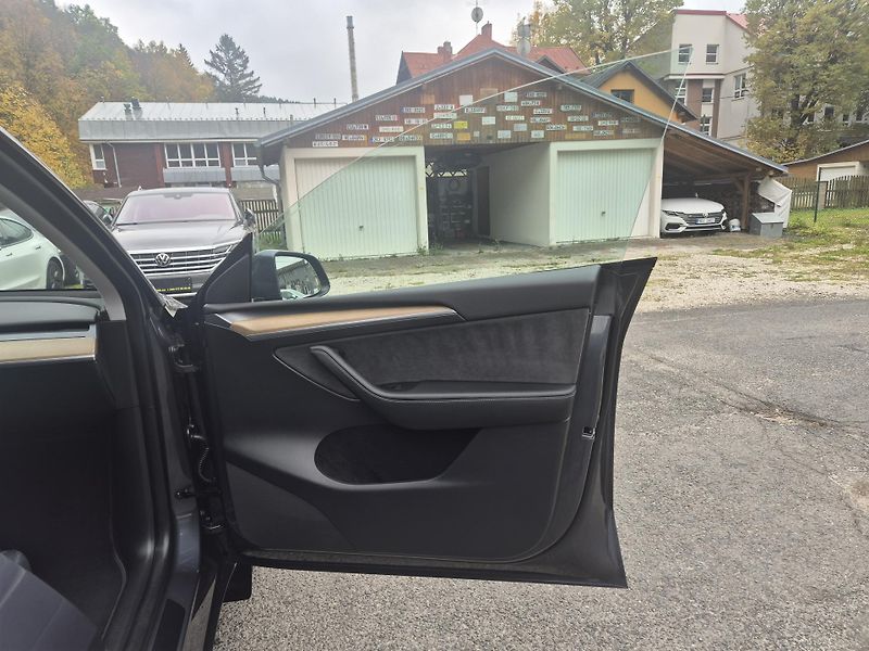 Tesla Model Y RWD 220kw TZ SOH 93,6 % - fotka 39 z 49