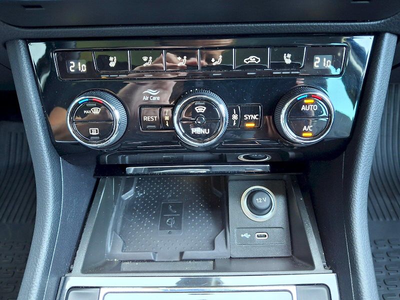 Škoda Superb (2024) Combi L&K DSG 4x4 2,0TSi 206kW - fotka 30 z 35