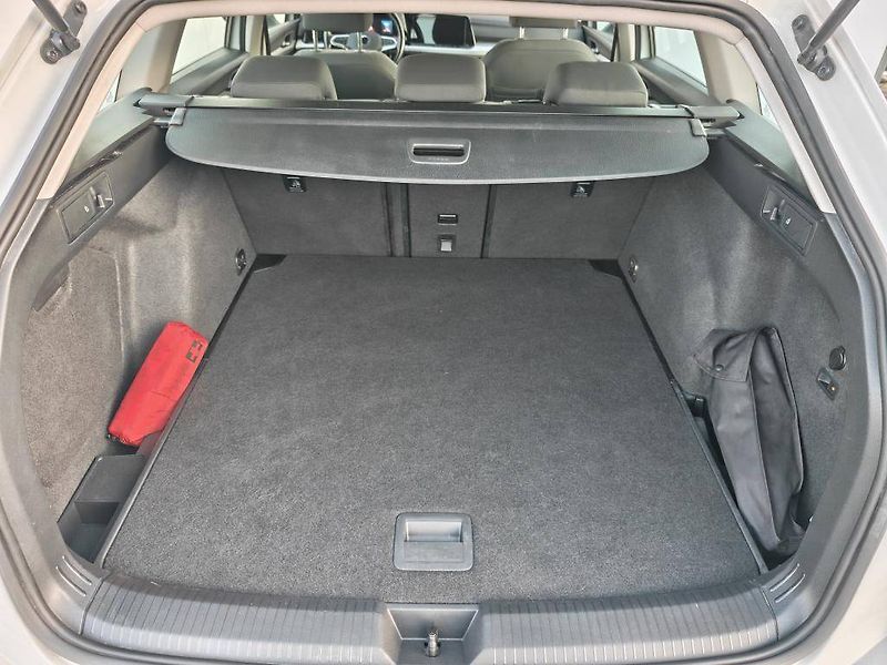 Volkswagen Golf Life 6G 1,5TSi - fotka 22 z 22