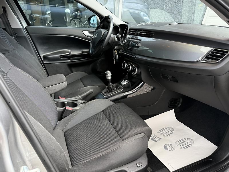 Alfa Romeo Giulietta 1,4 TB 125kW Xenony - fotka 22 z 36