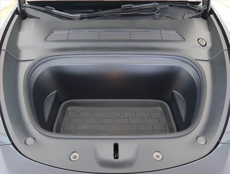 Tesla Model Y (2023) RWD LFP 60kWh, SoH 98% - fotka 17 z 32
