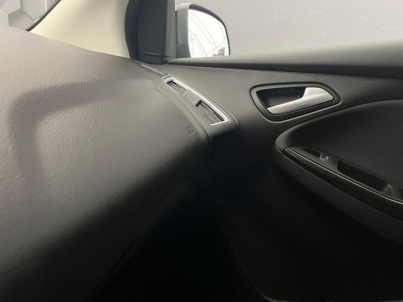 Ford Focus 2.0 TDCi 110kW SPORT - fotka 34 z 63