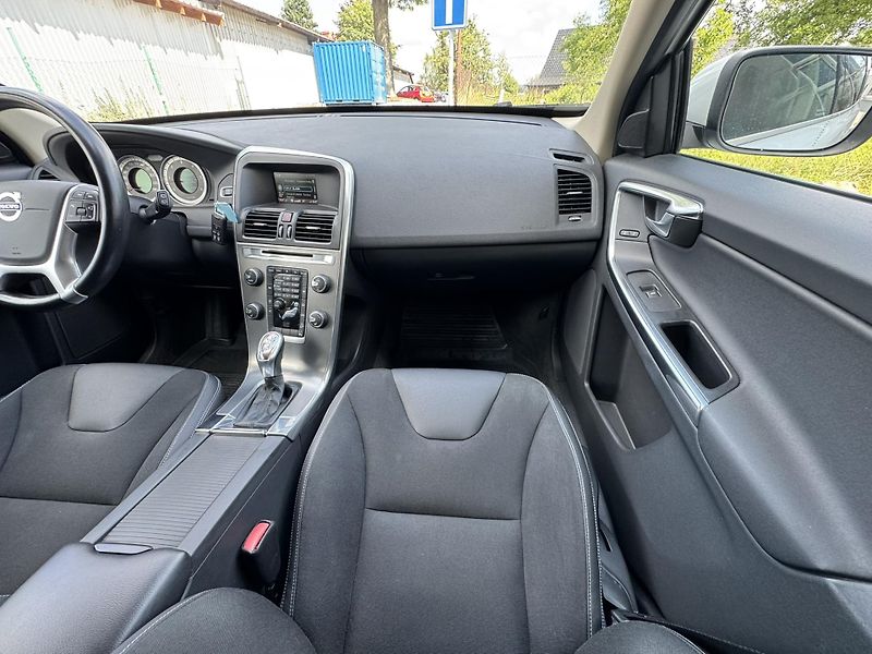 Volvo XC60 D4 AWD MOMENTUM - fotka 16 z 43
