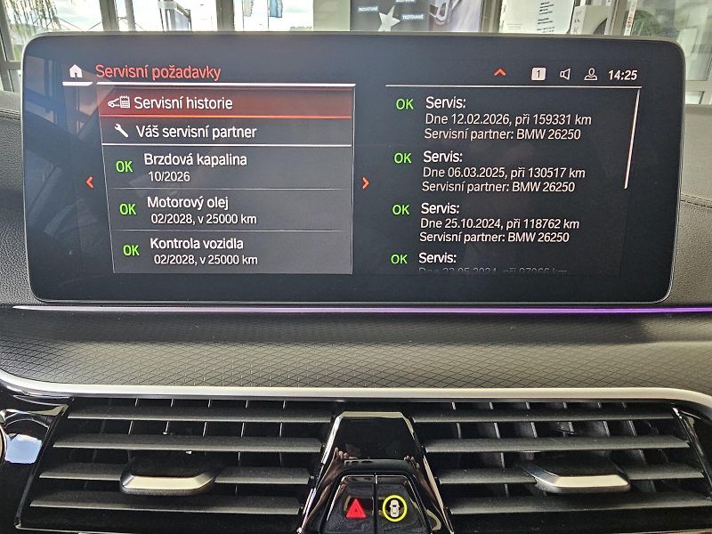 BMW Řada 5 M550i xDrive - fotka 28 z 32