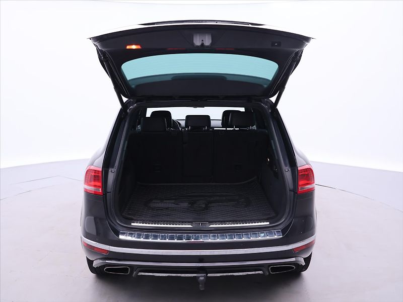 Volkswagen Touareg 3,0 TDI V6 DSG R-LINE CZ 4M - fotka 9 z 37