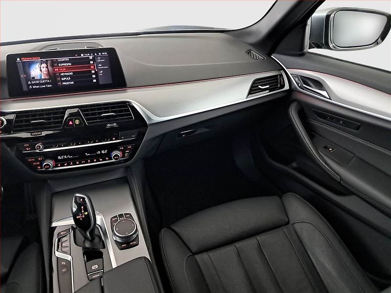 BMW Řada 5 (2020) M Sport 530d xDrive - fotka 8 z 25