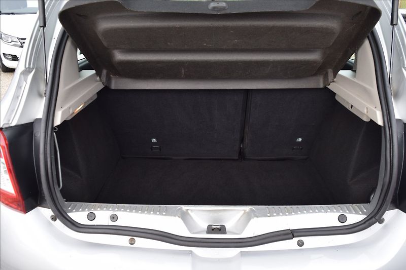 Dacia Sandero 1,2 i 55KW PO SERVISE - fotka 13 z 39