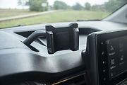 Vedle displeje infotainmentu můžete připevnit i mobilní telefon, třeba pro zobrazení druhé mapy.