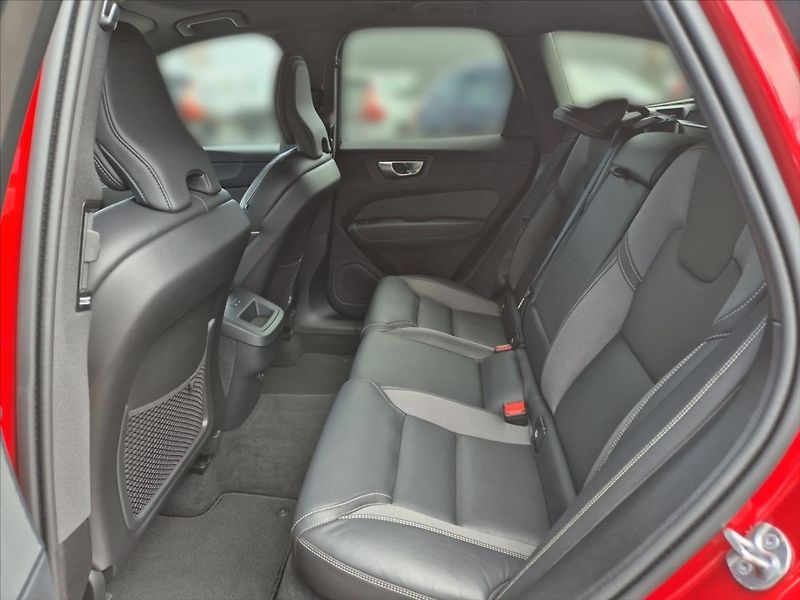 Volvo XC60 2,0 B4 AWD PLUS DARK - fotka 10 z 18