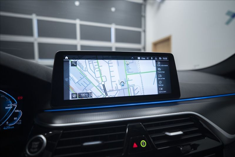 BMW Řada 5 530e xDrive M Sport ČR DPH   2 - fotka 26 z 42
